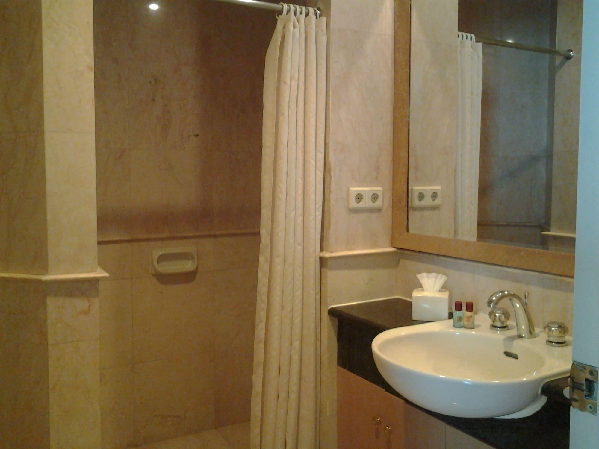Batavia Hotel & Serviced Apartments Jakarta Luaran gambar