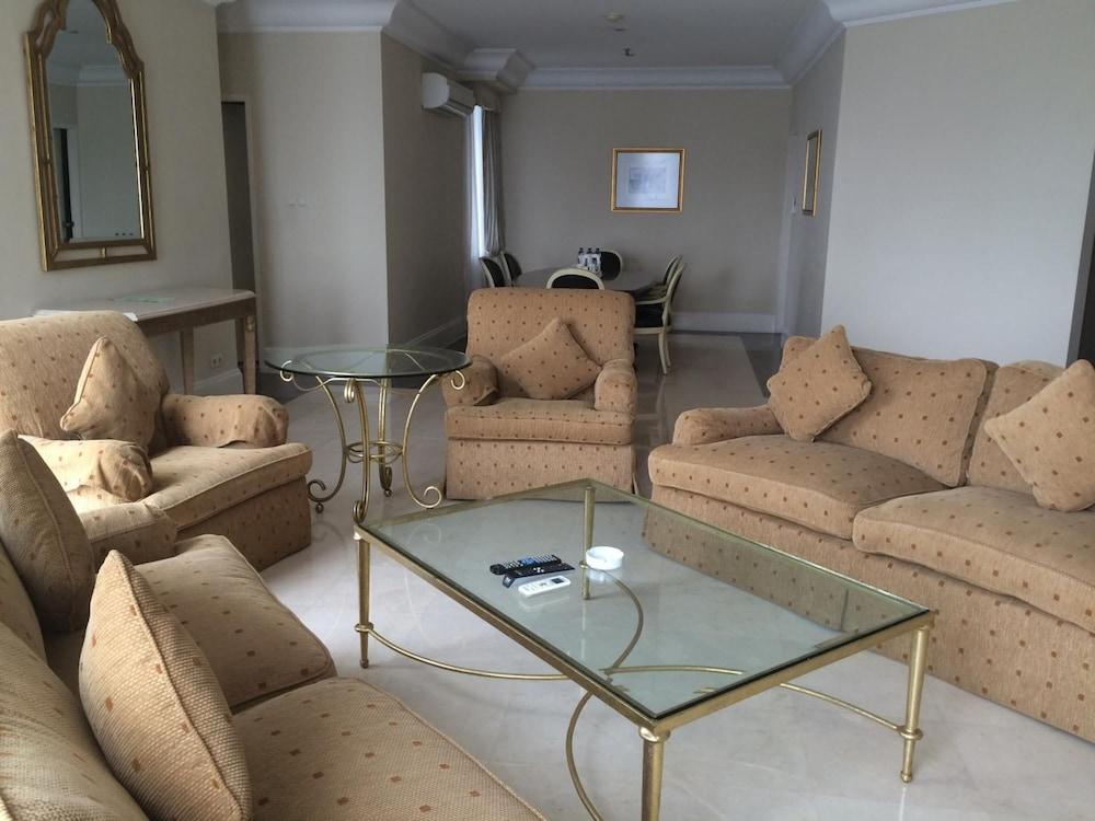 Batavia Hotel & Serviced Apartments Jakarta Luaran gambar