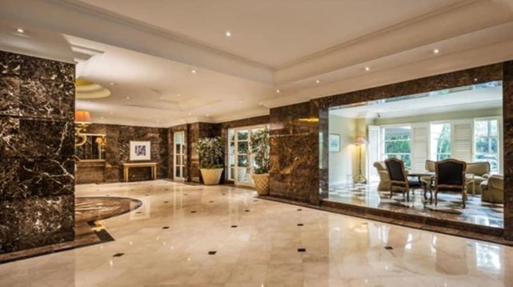 Batavia Hotel & Serviced Apartments Jakarta Luaran gambar