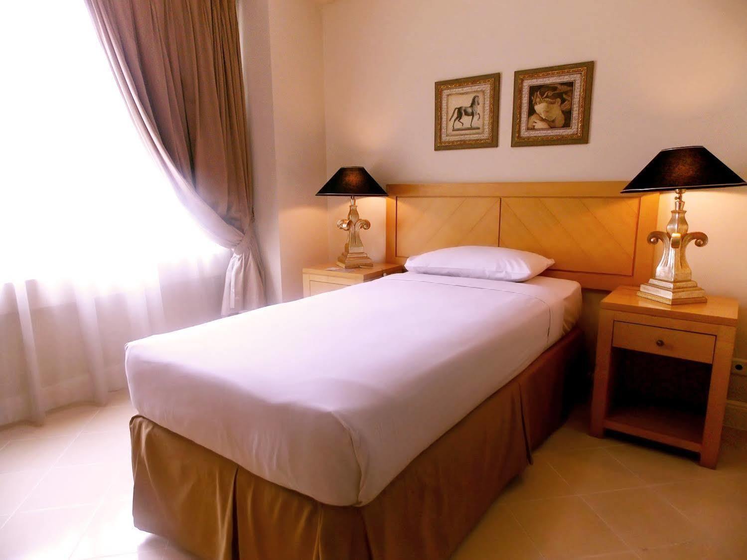 Batavia Hotel & Serviced Apartments Jakarta Luaran gambar
